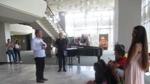 младежи в операта