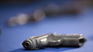 17 годишен младеж простреля с газов пистолет мъж съобщиха от полицията