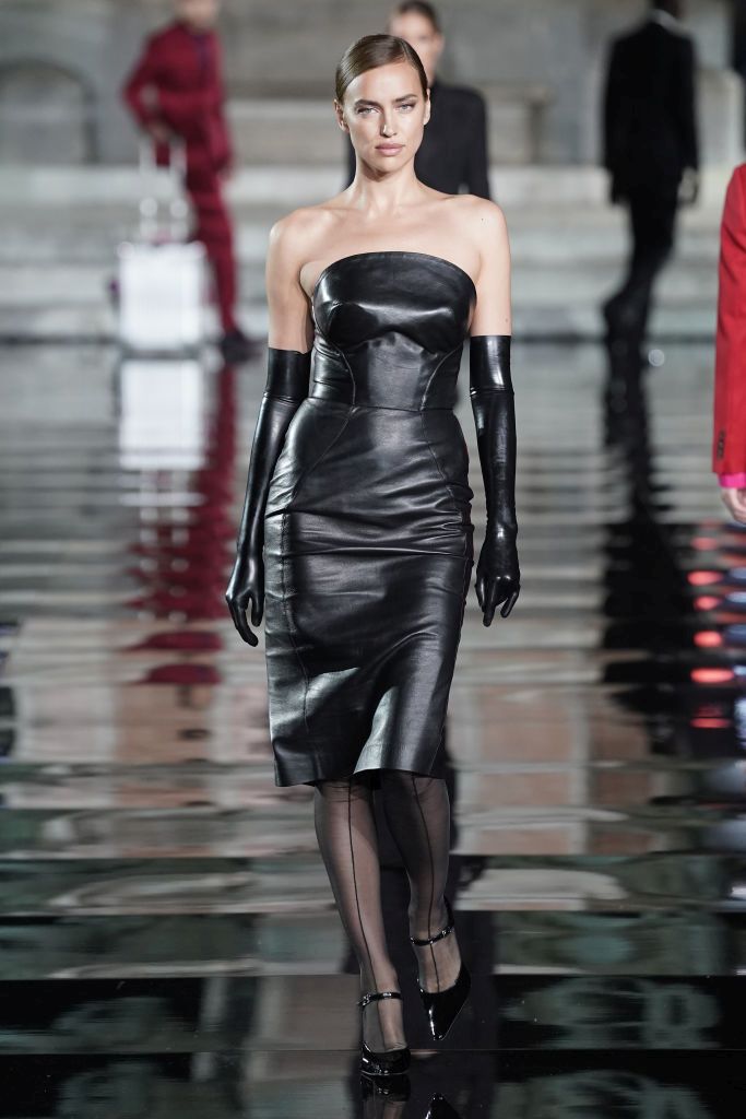 Моделът остави всякакви лични трудности настрана, за да участва в модното шоу за 90-тата годишнина на CR Runway x LuisaViaRoma.
