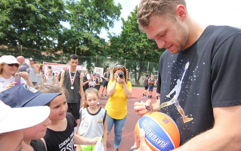 Алекс Везенков специален гост на баскетболен празник на Вълци-Разград
