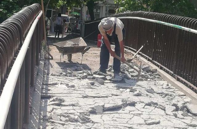 Ремонтират моста при старите хали в Благоевград