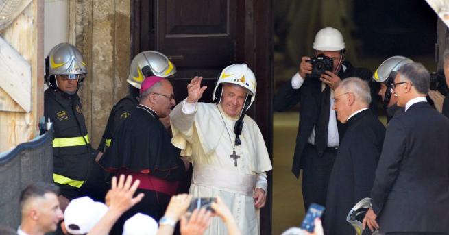 Папа Франциск посети италианския град Камерино който понесе тежки щети