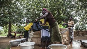Радостен повод за жените от Руанда в дъждовния ден в