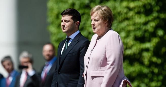 Германският канцлер Ангела Меркел получи пристъп днес докато посрещаше украинския