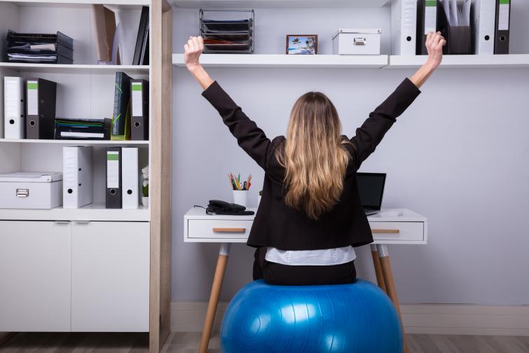  Шавайте повече <br> Вместо да седите неподвижно през целия ден, се старайте да шавате повечко. Можете да потропвате с крайници или да се въртите в стола си. <br> Изследване на експерти от университета на Айова демонстрира, че хората, които шават постоянно, изгарят повече калории. 