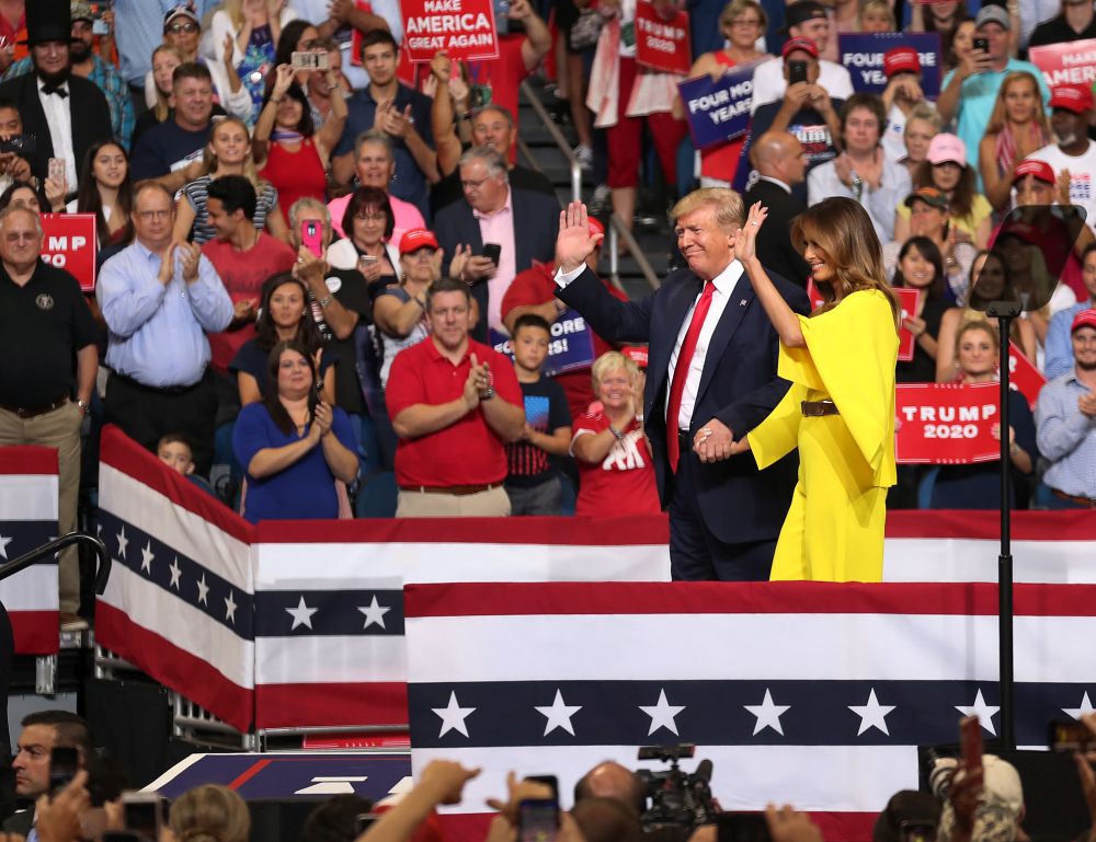 Първата дама на САЩ "изгря" с жълт гащеризон по време на откриването на предизборната кампания на Доналд Тръмп