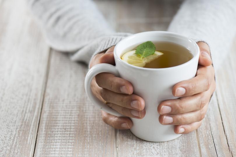 <p><strong>Пийте зелен чай</strong><br />
&nbsp;<br />
Дори чаша зелен чай дневно допринася за изгарянето на мазнините. Напитката съдържа флавоноиди и мощни антиоксиданти, известни като катехини, които ускоряват метаболизма.</p>