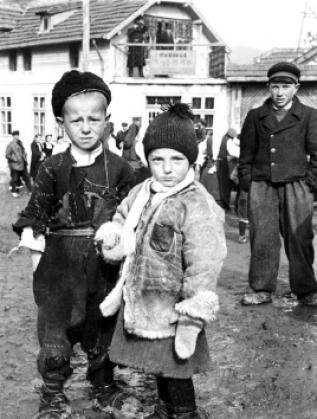  Бедни деца, Самоков, 1944г. Фотограф: Тодор Славчев 