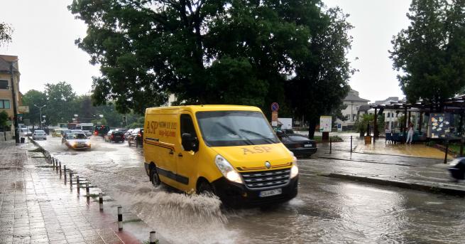Следобедният дъжд излял се в Добрич наводни улици и булеварди