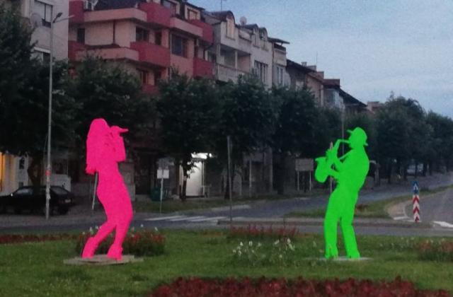 Музикални силуети украсиха кръстовищата в Благоевград