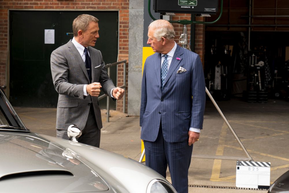 Принц Чарлз посети снимачната площадка на 25-ия филм за Джеймс Бонд
