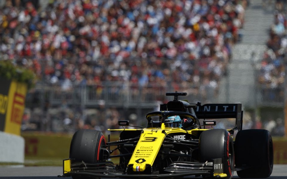 Пилотът на Рено Даниел Рикиардо получи нов двигател за състезанието