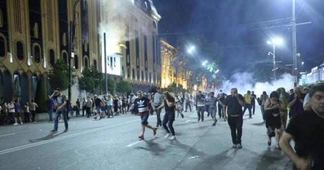 240 души са били ранени в протестите в Грузия, прераснали