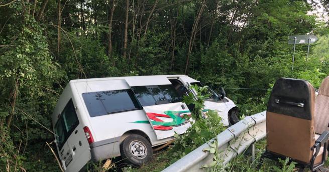 Дванадесет души сред които осем деца са пострадали при катастрофата