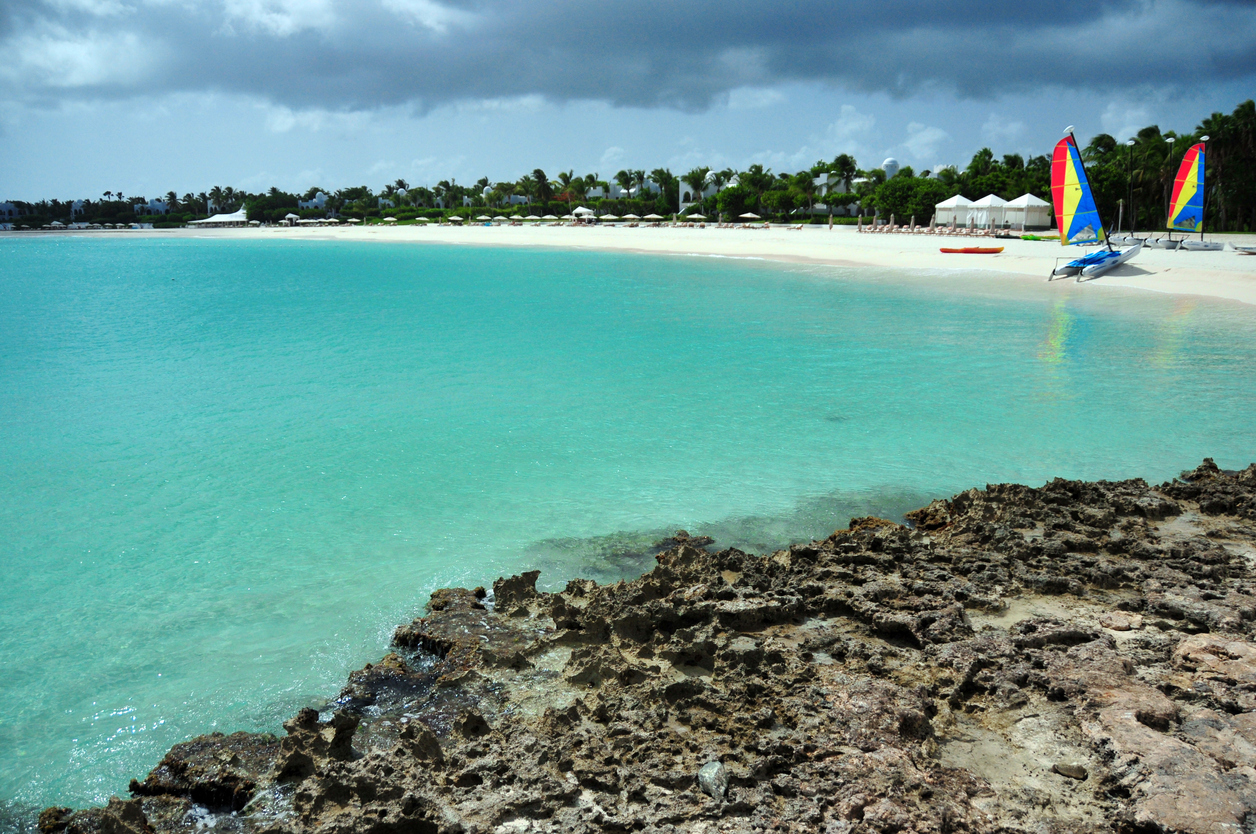 Ангила е остров в източната част на Карибско море и самоуправляваща се задморска територия на Великобритания. Плажът Maundays Bay е известен с кристално чистата си вода, плавния наклон и девствен пясък, както и с формата си на перфектна лунна дъга.