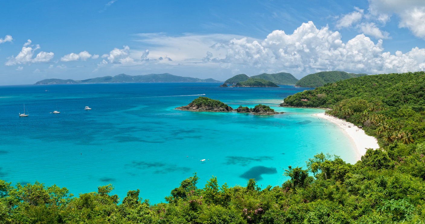 Американските Вирджински острови са група острови в Карибско море. Плажът Trunk Bay, известен като най-сниманият в света, предлага на своите посетители неповторимо спокойствие, чиста вода и буйна растителност.