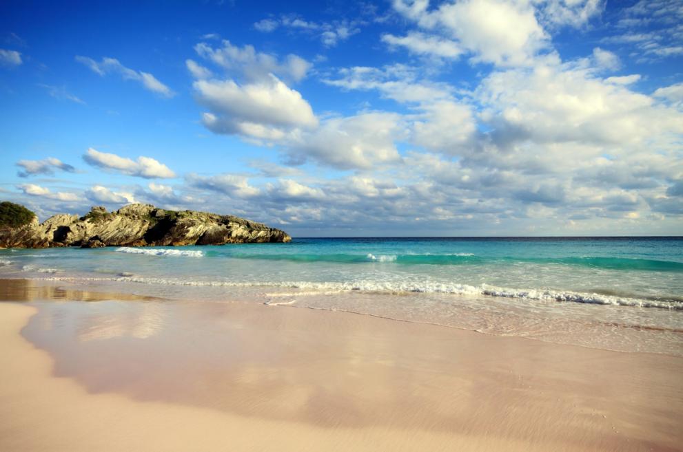  Бермуда е английска задморска територия, намираща се в Атлантическия океан. А Horseshoe Bay надлежно е един от най-известните плажове там. Той предлага на посетителите си кристални води и копринено мек пясък. 