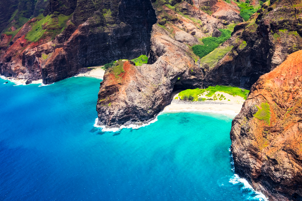 Кауаи е 4-тият по големина и най-старият от Хавайските острови. А плажът му Honopu Beach е един от най-труднодостъпните в света. Затова пък е изключителен.
