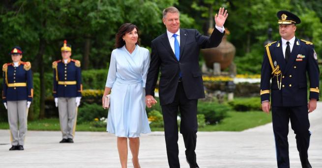 Румънският вестник Адевърул пише колко печели семейството на президента Клаус