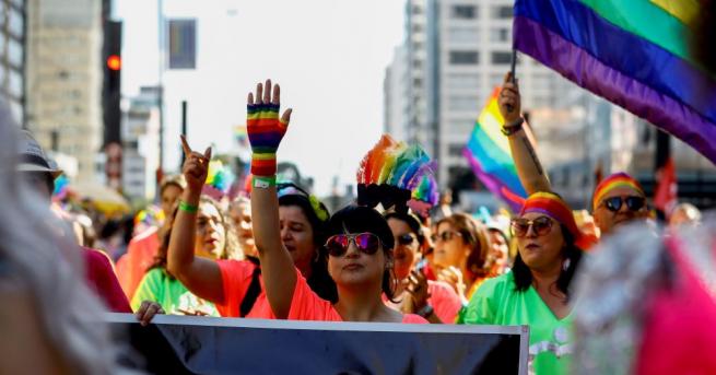 Стотици хиляди участваха в един от най-големите в света гей