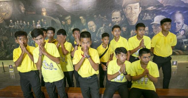 Дванайсетимата млади тайландски футболисти и техният треньор които привлякоха вниманието