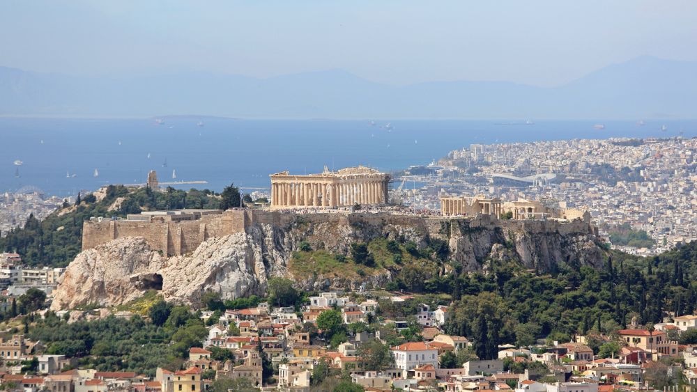 В гръцката столица две нощувки за двама възрастни в хотел три звезди + тристепенно меню, транспорт, карта за пътуване в града и посещение на забележителности и музеи, галерии и атракции могат да излязат средно около 256.51 долара.