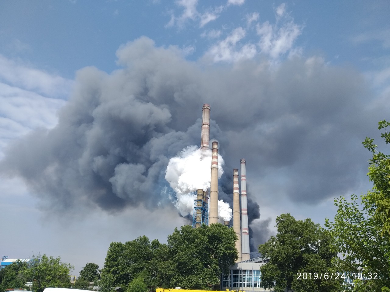 Пламъците изпепелиха комина на сероочистващата инсталация в централата. Пострадали хора няма, властите увериха, че няма опасност от замърсяване на въздуха.