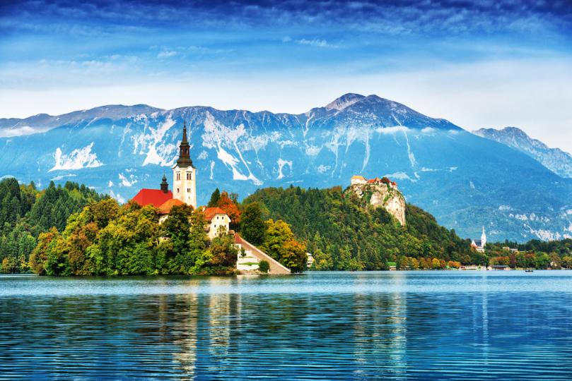 <p><strong>Езерото Блед (Словения) </strong>-&nbsp;Дълбоко синьо езеро в Алпите с живописна църква на остров в средата. Този словенски скъпоценен камък се превърна в една от основните забележителности на страната. Можете да наемете лодка, за да стигнете до острова, където е много вероятно да видите сватба. Според традицията късметът на младоженеца е да носи булката нагоре по стълбите, да ударят църковната камбана и след това да си пожелаят нещо вътре в църквата.</p>