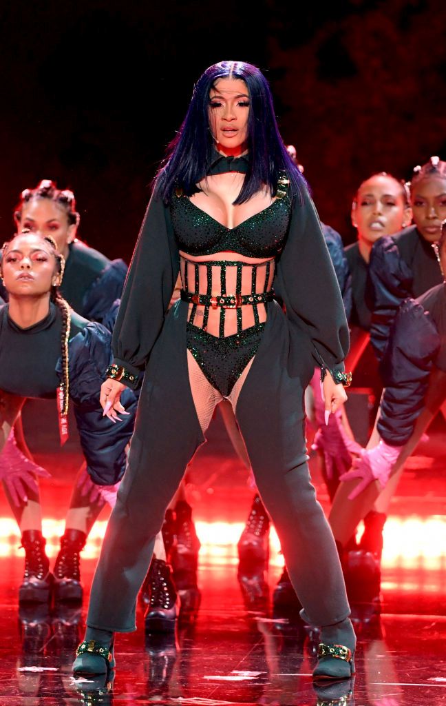 Щедри деколтета на наградите БЕТ не оставиха много на въображението