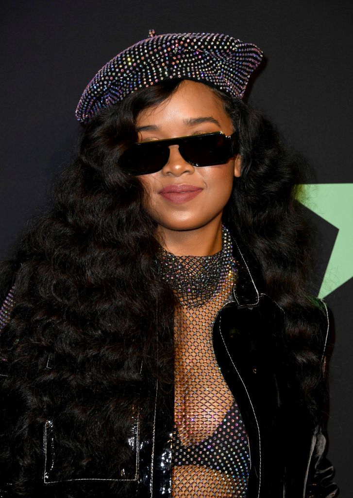 Щедри деколтета на наградите БЕТ не оставиха много на въображението