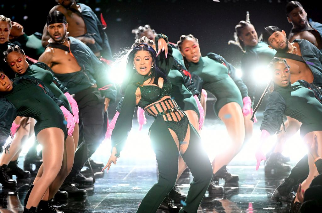 Щедри деколтета на наградите БЕТ не оставиха много на въображението