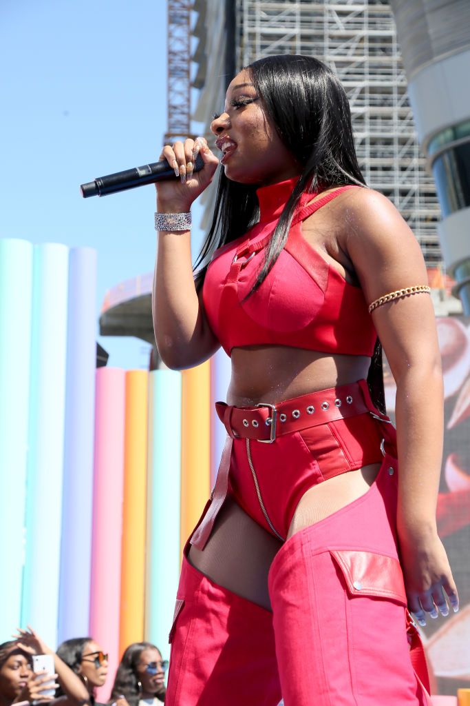 Щедри деколтета на наградите БЕТ не оставиха много на въображението