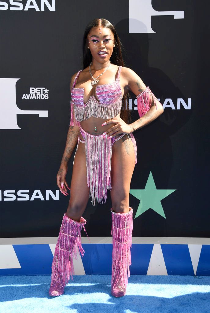 Щедри деколтета на наградите БЕТ не оставиха много на въображението