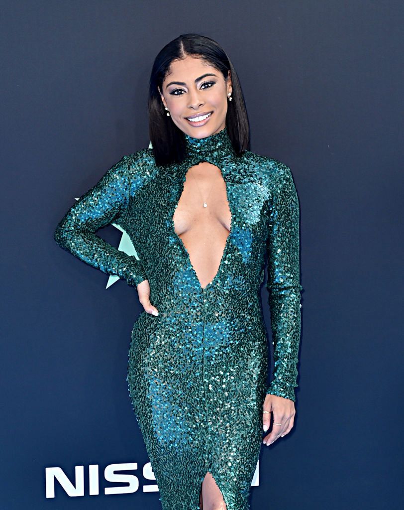 Щедри деколтета на наградите БЕТ не оставиха много на въображението