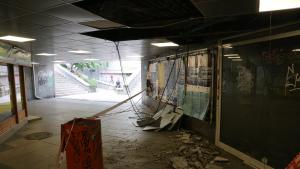 Срути се част от покривната конструкция в подлеза пред Спортната