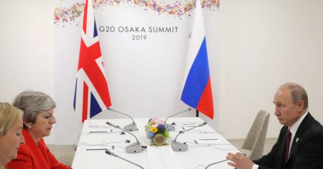 Руският президент Владимир Путин и британският министър председател Тереза Мей се