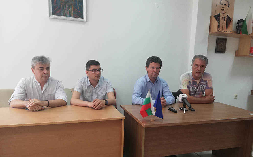 Представителите на ДБГ - Найден Зеленогорски и съветниците от ОбС Добрич