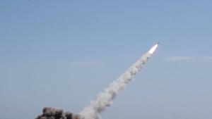 Трима американски официални представители съобщиха че по първоначални данни ракетата