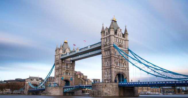 Една от емблемите на Лондон мостът Тауър бридж отпразнува