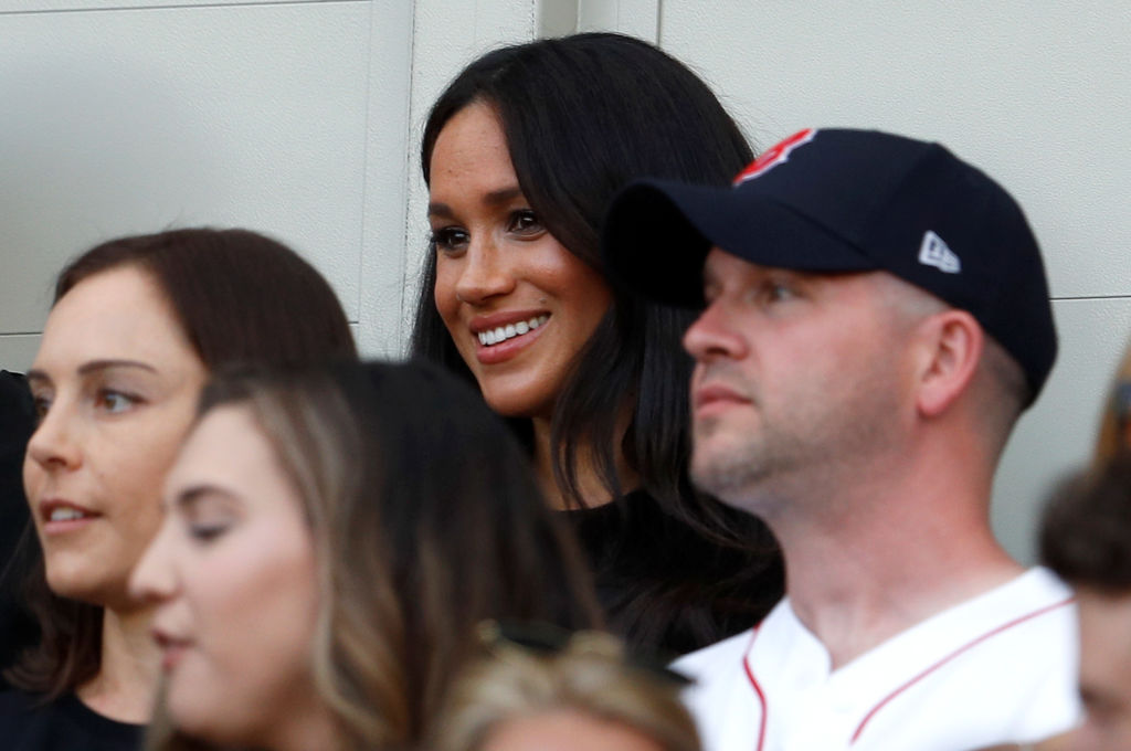Херцогът и херцогинята от Съсекс присъстваха на бейзболен мач между „Янките” и бостънския „Ред Сокс” на стадион в Лондон.