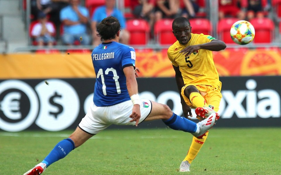 Левият бек на Рома Лука Пелегрини е много близо до