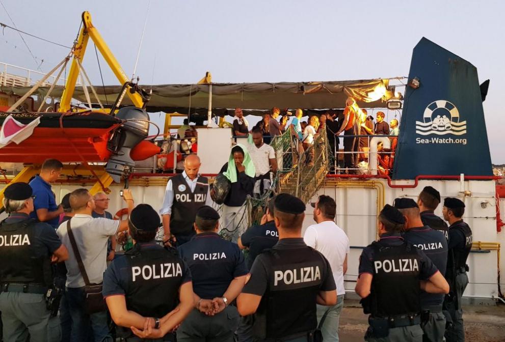 Акцията на италианските власти при арестуването на Карола Ракете