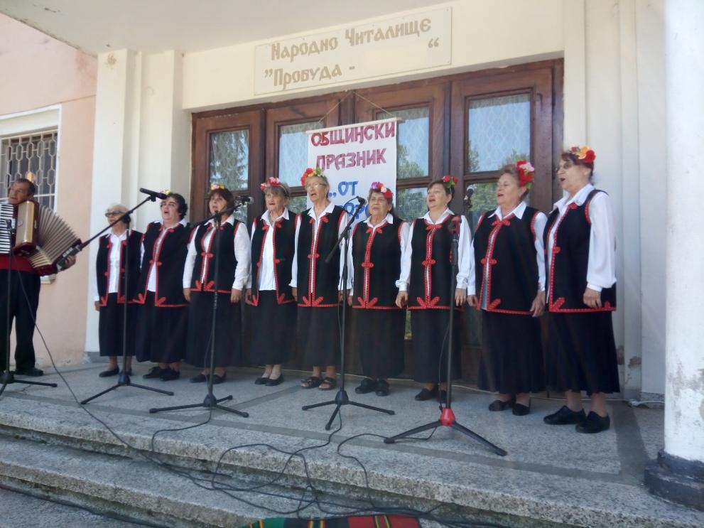 Самодейци от община Горна Оряховица и региона се надпяваха в с. Янтра с български фолклор и хапнаха бобена чорба