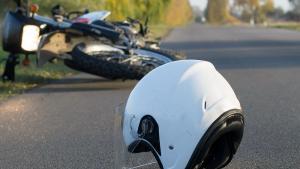 Пиян 17 годишен мотоциклетист без книжка се заби в товарен автомобил