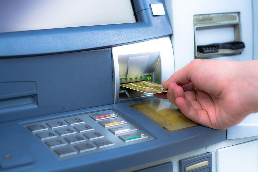Ползването на банкомат официално вече не е безплатно. Това стана