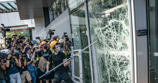 Група протестиращи в Хонконг успя да проникне в сградата на
