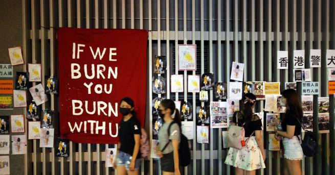 Свят Ескалация в Хонгконг Ако изгорим вие изгаряте с нас