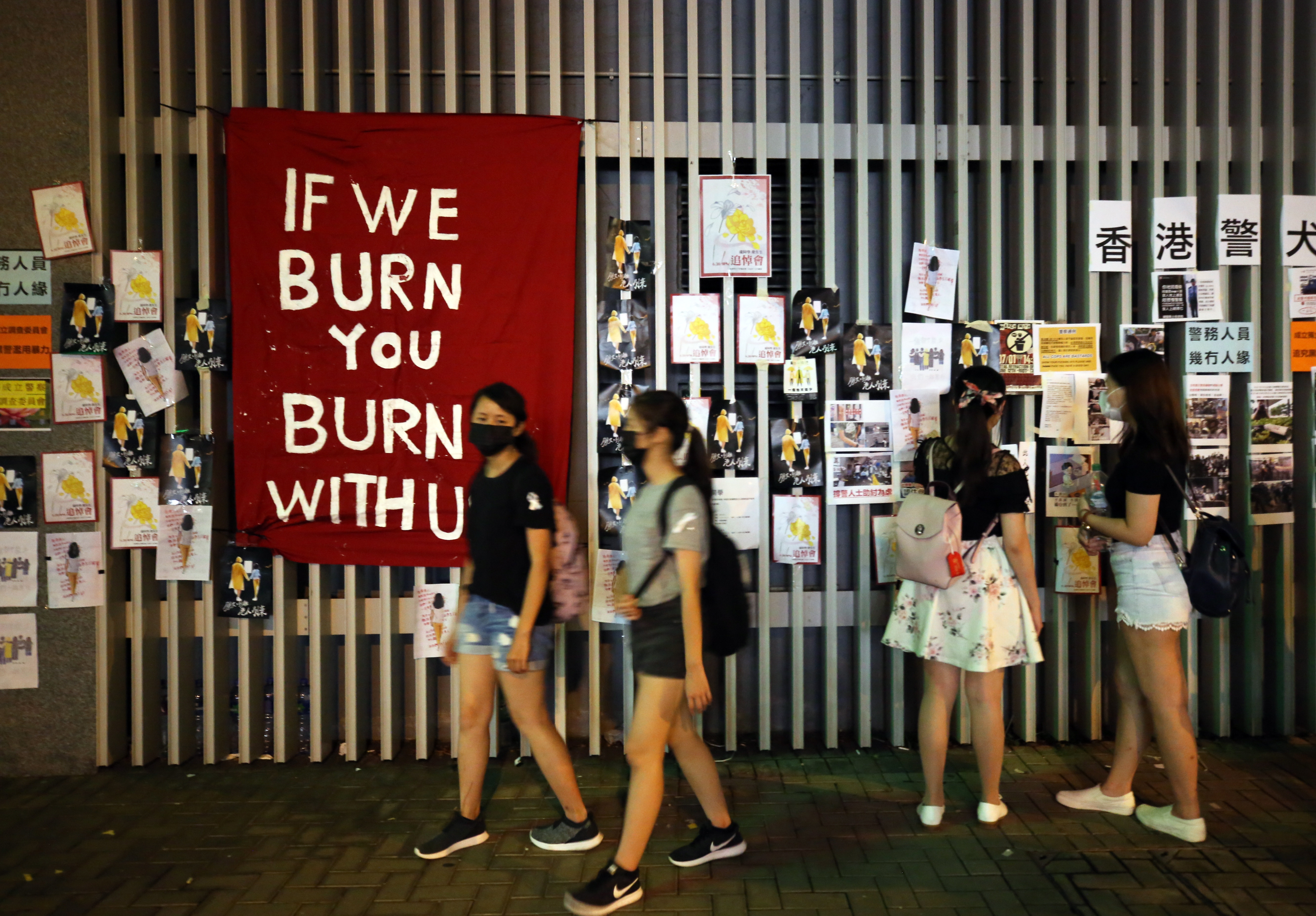 Демонстранти срещу пропекинското правителство нахлуха в сградата на парламента в полуавтономната територия Хонконг в понеделник вечерта и развяха знамето от епохата на британския колониализъм, след като щурмуваха зданието в деня на годишнината от връщането на територията на Китай.