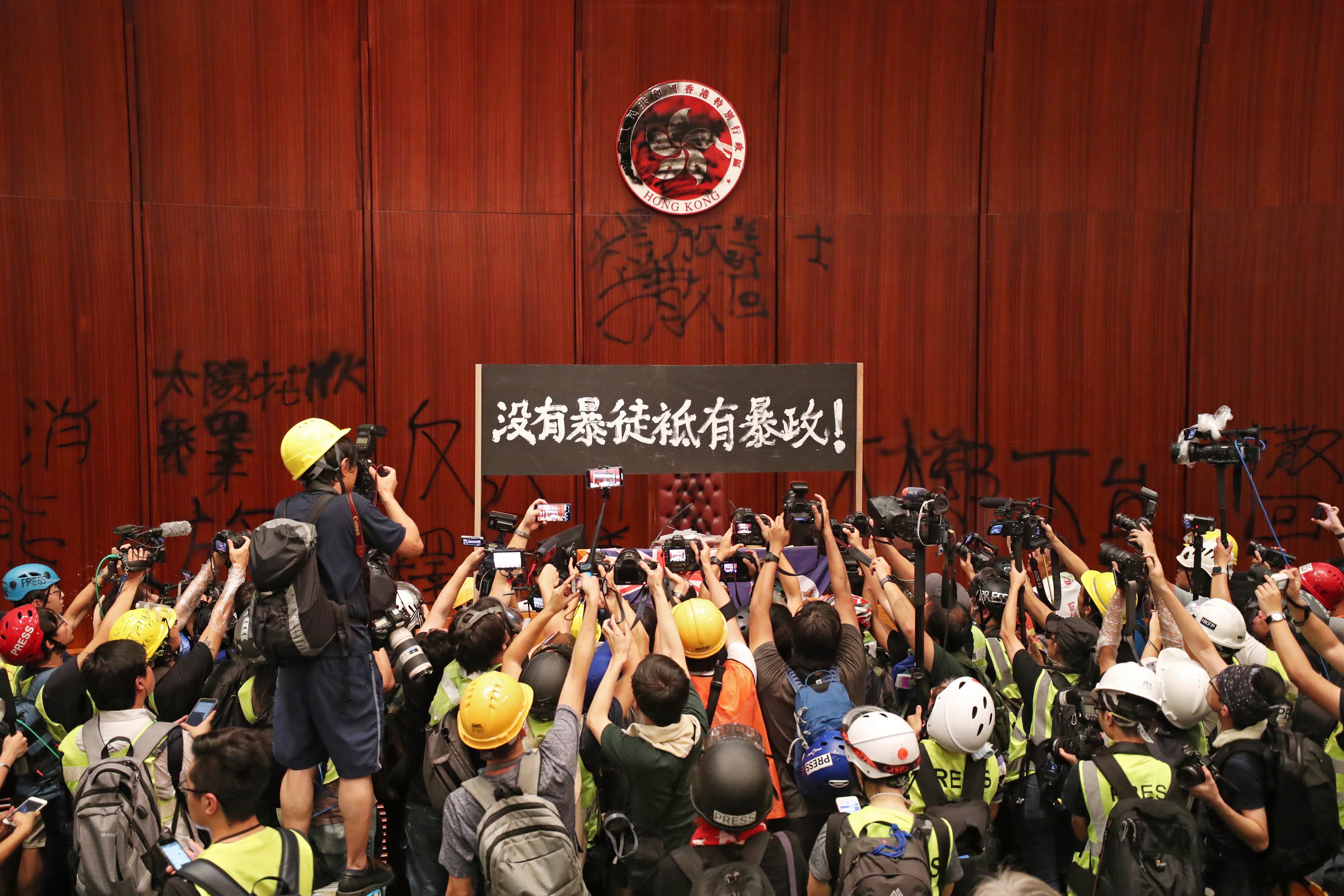 Демонстранти срещу пропекинското правителство нахлуха в сградата на парламента в полуавтономната територия Хонконг в понеделник вечерта и развяха знамето от епохата на британския колониализъм, след като щурмуваха зданието в деня на годишнината от връщането на територията на Китай.