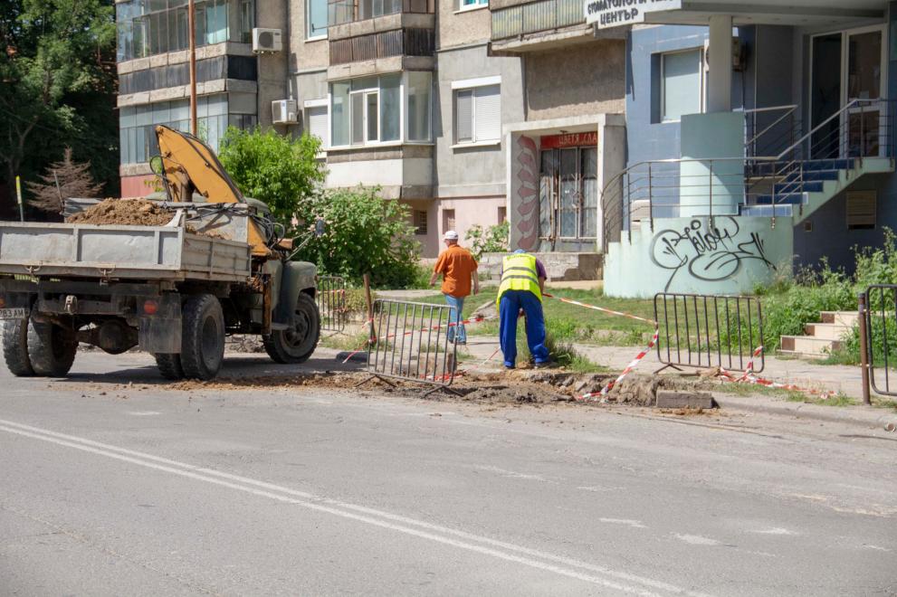 В момента служители на ВиК правят отвори, за да се подменят тръбите.
